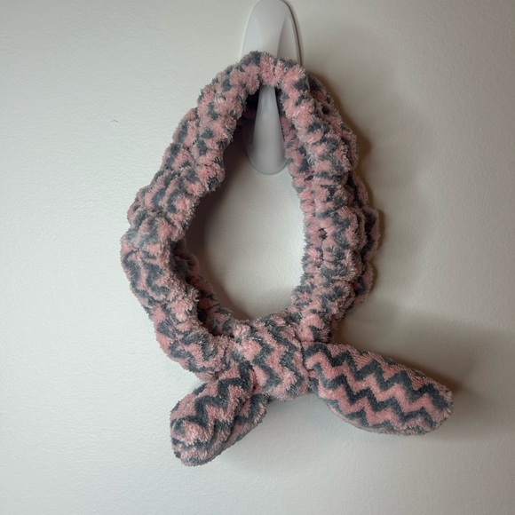 BOWKNOT plush makeup headband in pink and grey design, stretchy - Picture 1 of 4